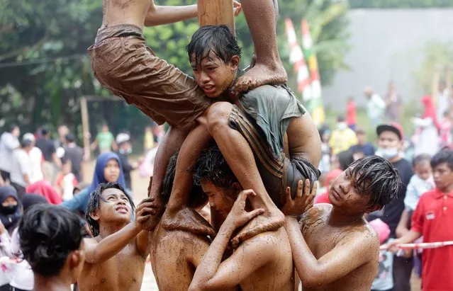 Indonesians participate in a palm tree climbing competition to reach prizes on top of the logs during the palm tree climbing race to mark the 76th anniversary of Indonesia's independence day in Depok, Indonesia, 17 August 2021. Indonesia gained independence from the Netherlands in 1945. (Photo by Adi Weda/EPA/EFE)