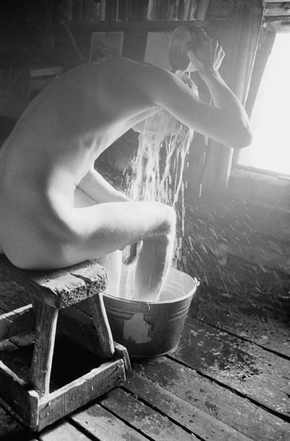 In a log cabin in the wilds of Alaska, there's no plumbing as seen here, January 4, 1972.  A bath is a weekly affair over a small tin tub. (Photo by John Metzger/AP Photo)