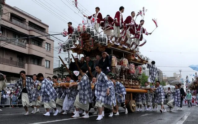 Local people pull a Danjiri along the street to celebrate the of start Japan’s new imperial era Reiwa on May 01, 2019 in Kobe, Japan. About 45 Danjiri, large wooden carts in the shape of a shrine or temple, are carried by local people around the city to welcome the new era of Reiwa. (Photo by Buddhika Weerasinghe/Getty Images)