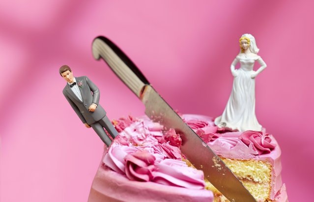 Knife cutting between bride and groom figurines, relationship breakup. (Photo by Peter Dazeley/Getty Images)