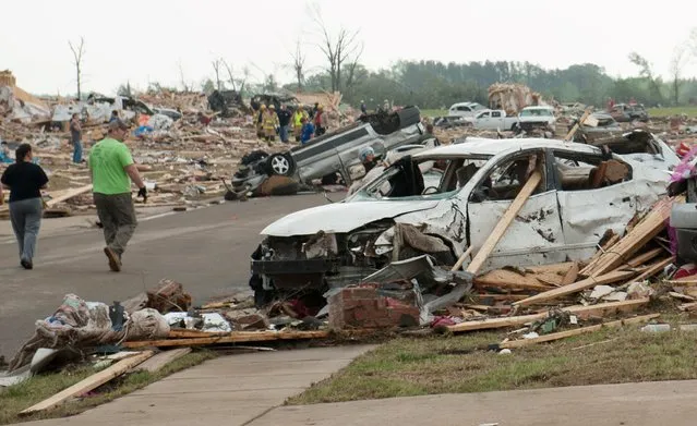 People search through the rubble of destroyed houses a day after a tornado hit the town of Vilonia, Arkansas April 28, 2014. (Photo by Angie Davis/Reuters)