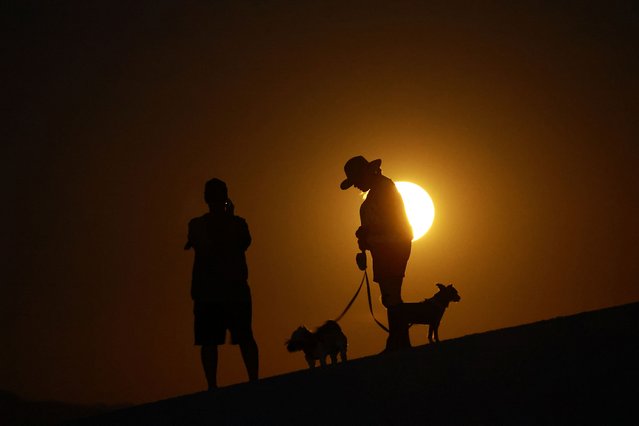 People gather to watch the Supermoon in White Sand National Park near Alamogordo, New Mexico on August 19, 2024. (Photo by Luis Gonzalez/Reuters)