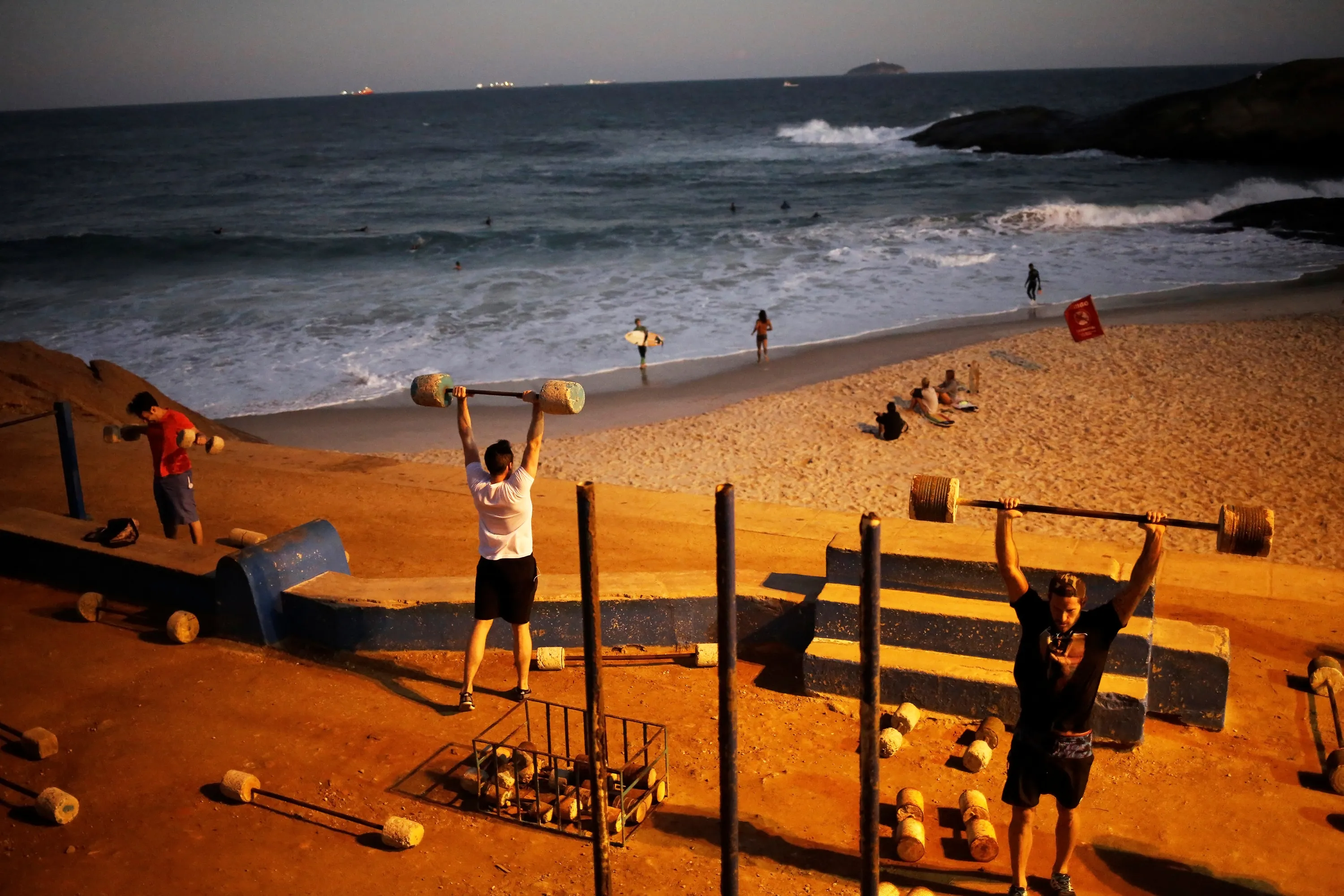 Life in rio. Пляжная жизнь Рио де Жанейро. Жизнь в Рио де Жанейро. Варламов пляж Рио де Жанейро. Красный пляж Рио де Жанейро.