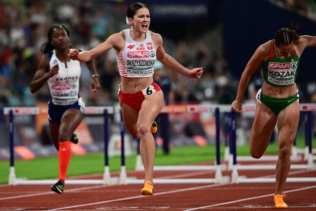 Poland's Pia Skrzyszowska (C) wins gold in the women's 100m Hurdles final during the European Athletics Championships at the Olympic Stadium in Munich, southern Germany on August 21, 2022. (Photo by Ina Fassbender/AFP Photo)