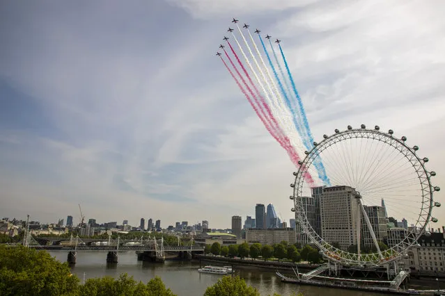 In a handout picture released by the British Ministry of Defence (MOD) on May 8, 2020, the Royal Air Force Red Arrows conduct a flypast to mark the 75th anniversary of VE Day (Victory in Europe Day), the end of the Second World War in Europe, in central London.  (Photo by Dave Jenkins/MOD/AFP Photo)