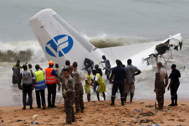 French soldiers and rescuers prepare to pull the remains of a cargo plane that crashed in the sea near the international airport in Ivory Coast's main city, Abidjan on October 14, 2017. (Photo by Luc Gnago/Reuters)