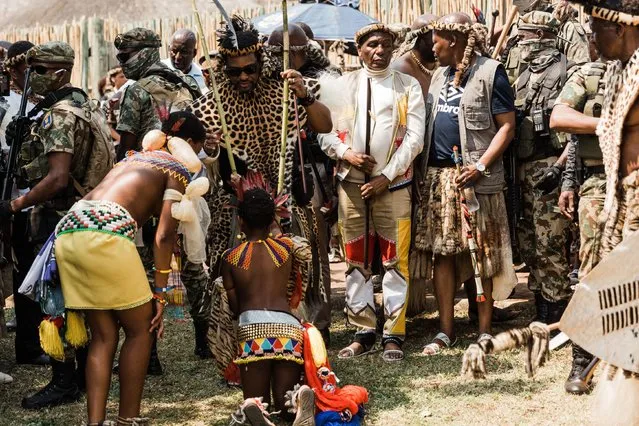 Zulu maidens present reeds to King of Amazulu nation Misuzulu kaZwelithini (C) during the annual Umkhosi Womhlanga (reed dance) at the Enyokeni Royal Palace in Nongoma on September 17, 2022. Every September, tens of thousands of women, known locally as maidens, descend on the royal palace in the southeast KwaZulu-Natal province, to present a tall reed to the new king Misuzulu, as a traditional rite of womanhood. (Photo by Rajesh Jantilal/AFP Photo)