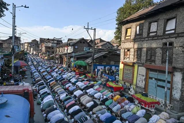 Muslim devotees offer prayers at the shrine of Sufi saint Naqashband Sahib to mark his birth anniversary in downtown Srinagar on September 30, 2022. (Photo by Tauseef Mustafa/AFP Photo)