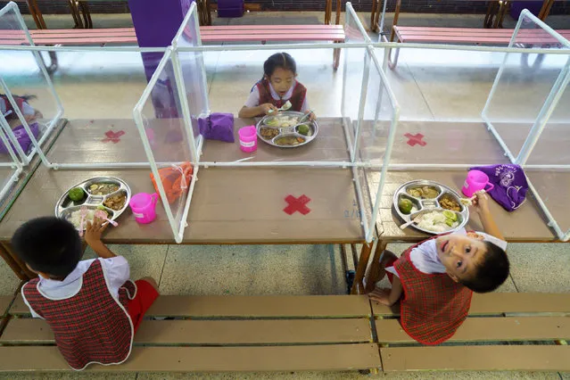Kindergarten students from the Wichuthit school eat their lunch during a rehearsal social distancing and measures to prevent the spread of the coronavirus disease (COVID-19) ahead of nationwide schools reopening in Bangkok, Thailand, June 23, 2020. (Photo by Athit Perawongmetha/Reuters)