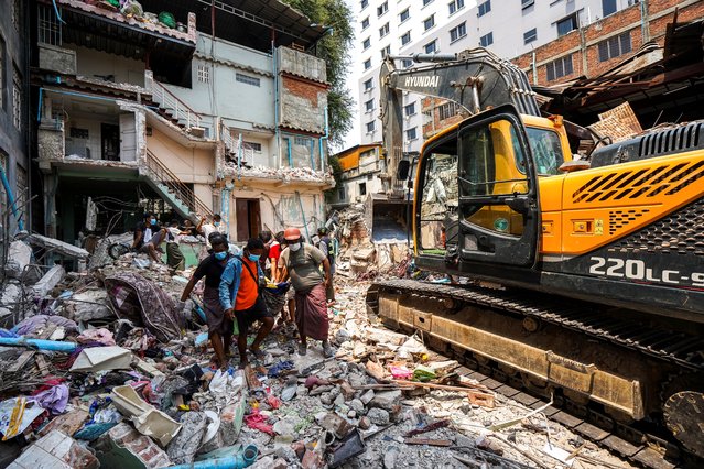 Rescuers carry the body of a victim, in the aftermath of a strong earthquake, in Mandalay, Myanmar, on March 30, 2025. (Photo by Reuters/Stringer)