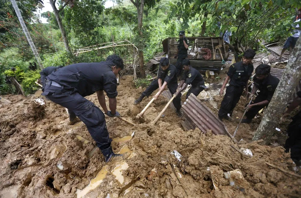 Hundreds Feared Buried Under Sri Lanka Mudslide