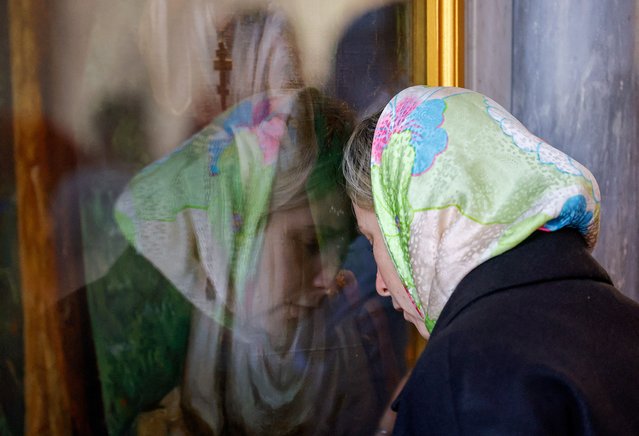 A parishioner leans on an icon during a service marking the Orthodox feast of Palm Sunday, which celebrates Jesus Christ's triumphant entry into Jerusalem, at a cathedral in the course of Russia-Ukraine conflict in Staromykhailivka (Staromikhailovka) near Donetsk, a Russian-controlled area of Ukraine, on April 13, 2025. (Photo by Alexander Ermochenko/Reuters)