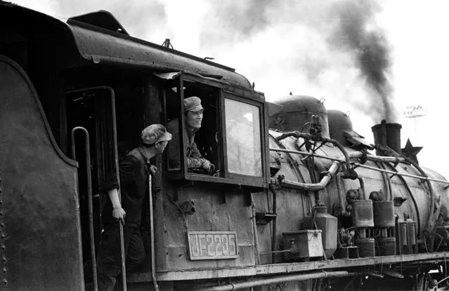 Drivers talk on a steam locomotive at the Yongdingmen railway station in Beijing in 1981. (Photo by Reuters/China Daily)