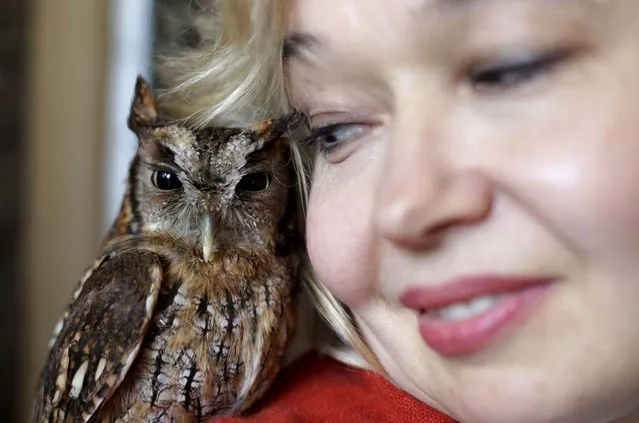 Russian painter Natalia Tsarkova poses with her owl in downtown Rome February 14, 2013. Tsarkova painted the official portrait of Pope Benedict in 2007 and the official portrait of Pope John Paul II for the 2000 Jubilee. (Photo by Max Rossi/Reuters)