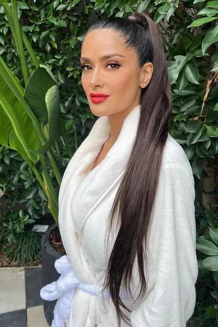 Even though she doesn't need any help highlighting her cheekbones, this hairstyle in the second decade of January 2023 on Salma Hayek gives them the spotlight. (Photo by Salma Hayek/Instagram)