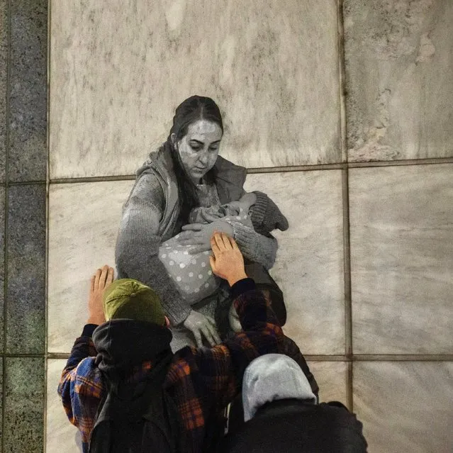A powerful mural by street artist Hendog has appeared of a young woman and her children (some of the most affected people in the energy crisis) on the Ofgem building, Canary Wharf London in the first decade of January 2023. The artwork was created using wheat paste spray and aims to highlight the poverty line that a lot of people have crossed due to the rising cost of living. (Photo by Jack Tolhurst)