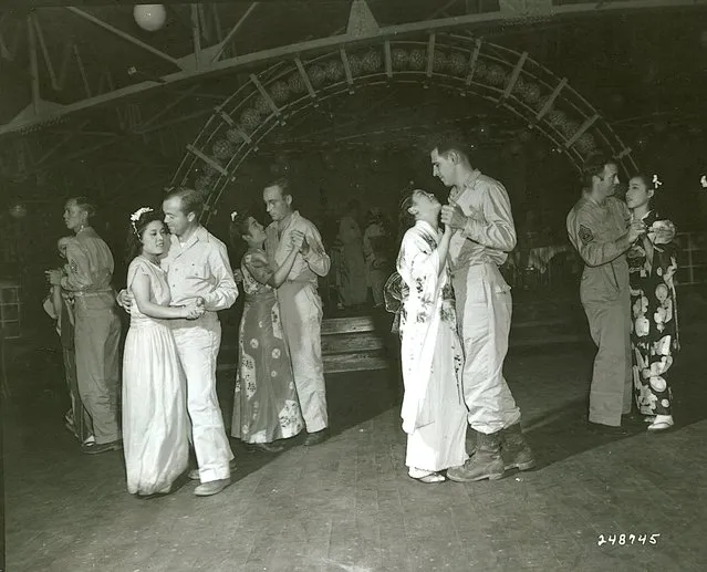 GI's dance with geisha girls in a night club in Osaka, Japan in 1946. These women are probably normal girls that wore kimonos. (Photo by Signal Corps/National Archives and Records Administration)