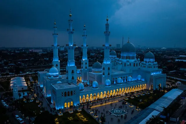 An aerial view of the Sheikh Zayed Solo Grand Mosque as muslims attend Tarawih prayers to mark the start of the holy month of Ramadan on March 22, 2023 in Solo City, Indonesia. Indonesia, which has the world's largest Muslim population, marked the beginning of Ramadan on Thursday with Tarawih prayers. (Photo by Ulet Ifansasti/Getty Images)