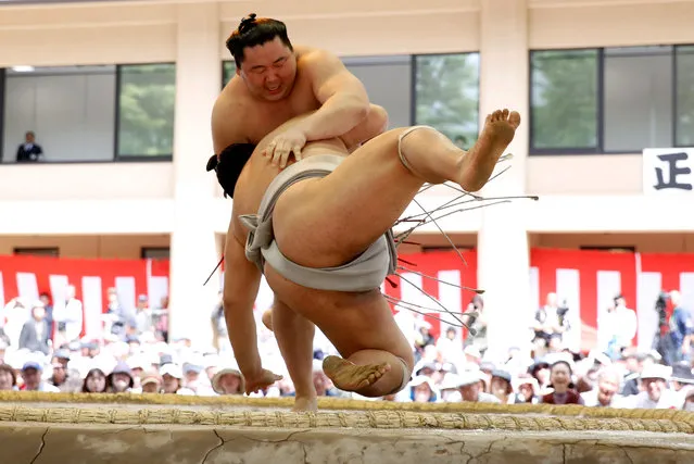 Sumo wrestlers compete during an annual sumo tournament dedicated to the Yasukuni Shrine in Tokyo, Japan on April 16, 2018. (Photo by Toru Hanai/Reuters)