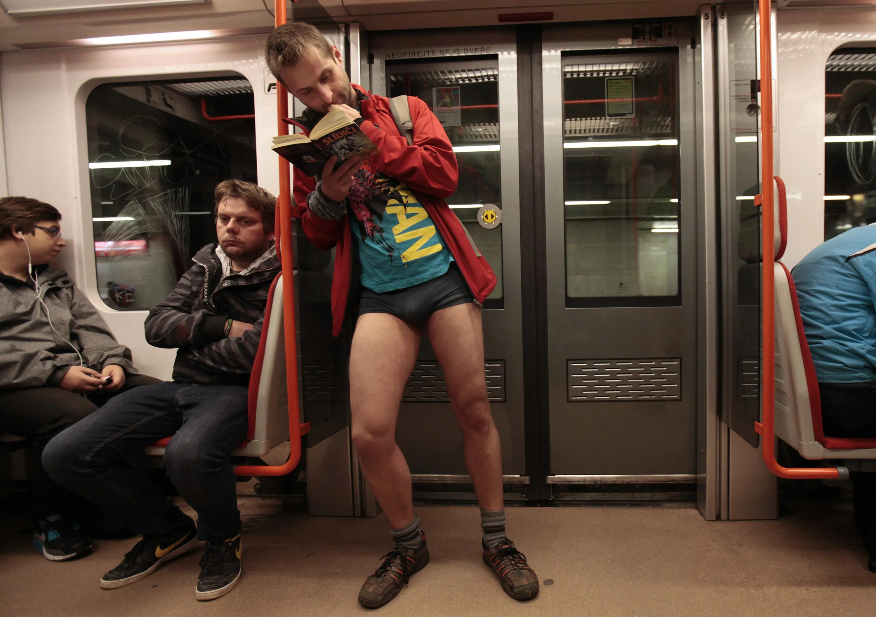 Цензура в реальной жизни. В метро без штанов. Мужчины в метро без штанов. Пацаны без штанов. Парень в метро.