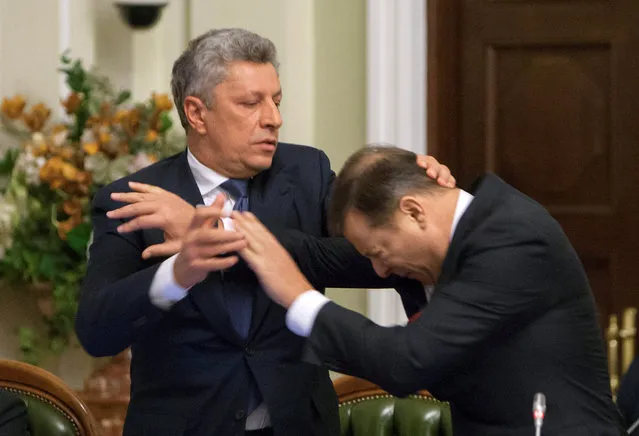 Opposition Party leader Yuriy Boyko (L) and leader of Radical Party Oleh Lyashko scuffle during a meeting of parliament faction leaders in Kiev, Ukraine, November 14, 2016. (Photo by Alex Kuzmin/Reuters)