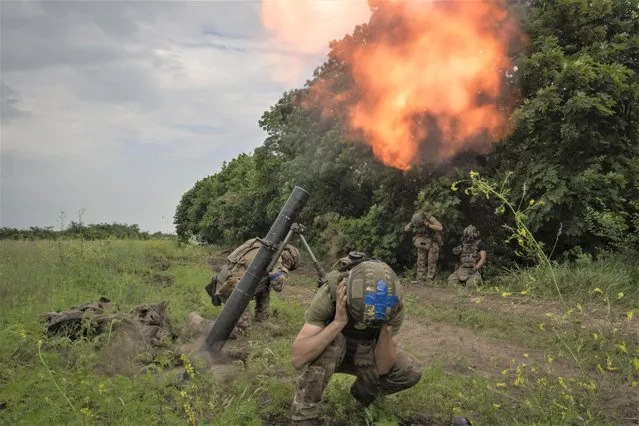 Ukrainian soldiers fire towards Russian positions on the frontline in Zaporizhzhia region, Ukraine, Saturday, June 24, 2023. (Photo by Efrem Lukatsky/AP Photo)