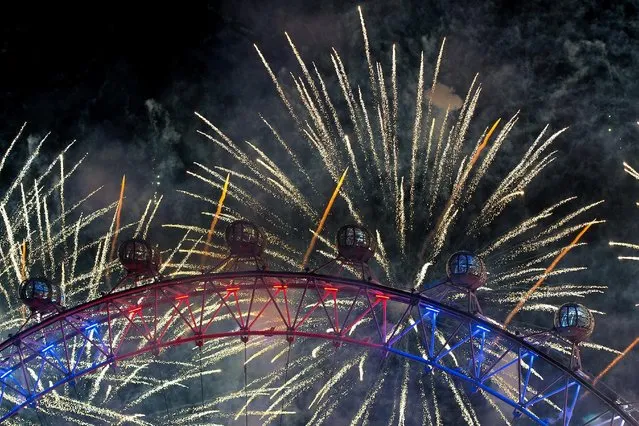 Fireworks light up the London Eye just after midnight on January 01, 2016 in London, England. (Photo by Carl Court/Getty Images)