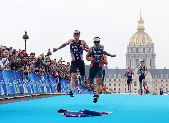 Competitors sprint for the finishing line at the men’s World Triathlon Championship in Paris, France on August 18, 2023. (Photo by Stephanie Lecocq/Reuters)