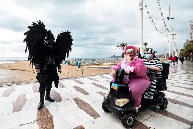 British tourists are disguised as they take part in “Fancy Dress Party” event in the seaside resort of Benidorm on the eastern coast of Spain, on November 18, 2021. (Photo by Jose Jordan/AFP Photo)