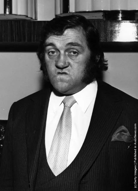 1973: Les Dawson, the British comedian, wearing one of his customary 'happy' faces