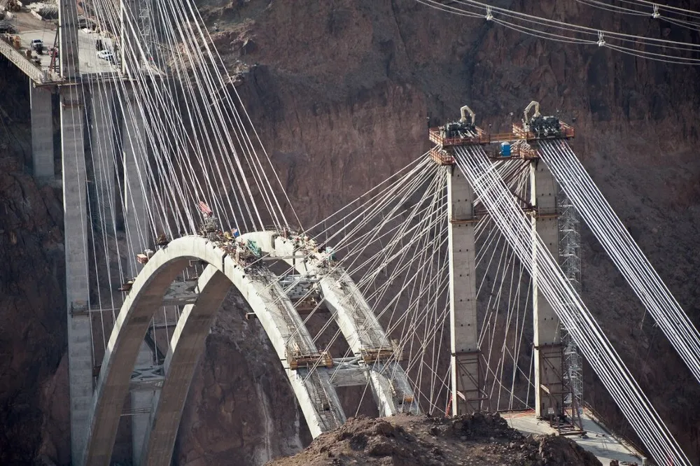 Mike O'Callaghan–Pat Tillman Memorial Bridge in Colorado River