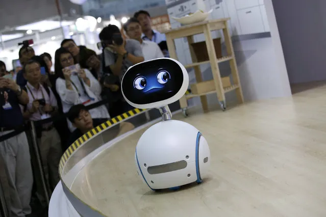 Taiwanese electronics manufacturer ASUS's Zenbo home robot demonstrates during the annual Computex computer exhibition in Taipei, Taiwan June 1, 2016. (Photo by Tyrone Siu/Reuters)