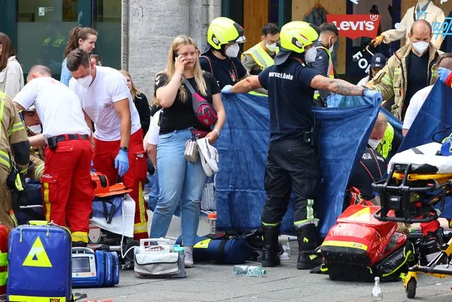 Emergency crews assist the injured at the Kurfuerstendamm-Tauentzienstrasse junction after a car crashed into a group of people before hitting a storefront in Berlin, Germany on June 8, 2022. (Photo by Fabrizio Bensch/Reuters)