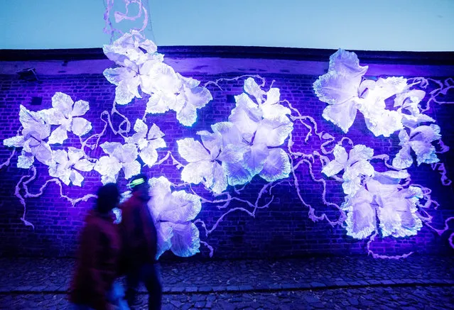 The light installation “Secret Garden” by Poland's Magdalena Radziszewska is displayed during the Bella Skyway Festival 2017 in Torun, Poland, 22 August 2017. The Festival has been organised in Torun since 2009. The program of this event is based on three pillars: science, art and people. Festival presents light-art installations and shows performed by artists from around the world. (Photo by Tytus Żmijewski/EPA)