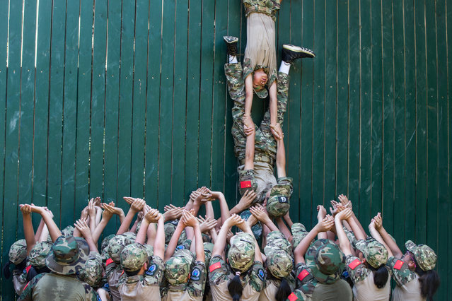 Hanging around: middle-school students take part in a military training in Zhejiang province, Hangzhou, China on August 20, 2017. (Photo by Reuters/China Stringer Network)
