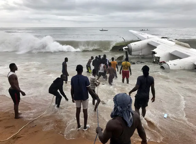 Rescuers pull the wreckage of a cargo plane out of sea after it crashed near the international airport in Abidjan on October 14, 2017. (Photo by Ange Aboa/Reuters)