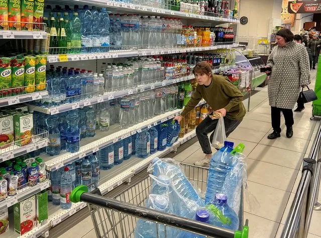 A local woman buys water in a supermarket after about 80 percent of the inhabitants of the Ukrainian capital were left without water supply according to the mayor after a Russian missile attack, as Russia's invasion of Ukraine continues, in Kyiv, Ukraine on October 31, 2022. (Photo by Anna Dabrowska/Reuters)