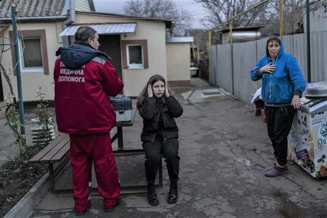 Residents react during Russian strikes in Kherson, southern Ukraine, Tuesday, November 22, 2022. As attacks increase in the recently liberated city of Kherson, doctors are struggling to cope amid little water, electricity and a lack of equipment. (Photo by Bernat Armangue/AP Photo)