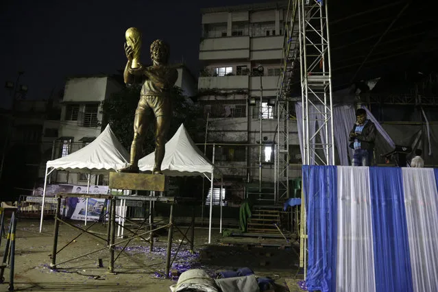 A statue of Diego Maradona is seen next to the venue where Maradona unveiled the same Monday in Kolkata, India, Tuesday, December 12, 2017. The statue is expected to be relocated to a different part of the city. The 1986 World Cup-winning captain for Argentina is on a three day visit to Kolkata. (Photo by Bikas Das/AP Photo)