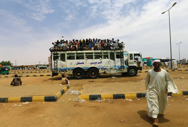 People ride on a truck as they return to their families ahead of the Eid al-Adha festival in Khartoum September 11, 2016. (Photo by Mohamed Nureldin Abdallah/Reuters)