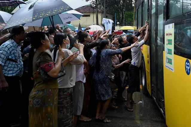 Relatives gather around a bus carrying prisoners being released outside the Insein prison in Yangon on November 17, 2022. Myanmar's military said November 17 it will release almost 6,000 prisoners including a former British ambassador, a Japanese journalist and an Australian economics adviser who will be deported, in a rare olive branch from the isolated junta. (Photo by AFP Photo/Stringer)