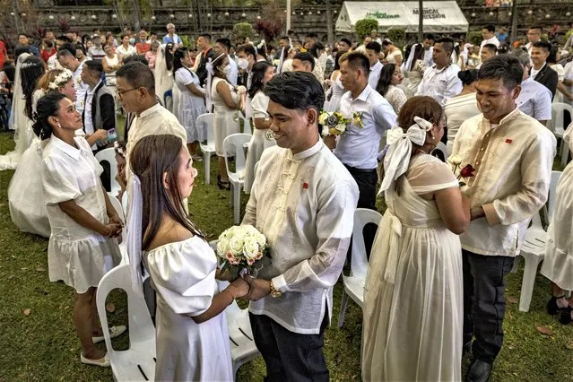 Filipino couples take part in a mass wedding to celebrate Valentine's Day at Paco Park on February 14, 2023 in Manila, Philippines. 175 couples tied the knot during a mass wedding officiated by the Manila government as part of the city's Valentine's Day celebrations. (Photo by Ezra Acayan/Getty Images)