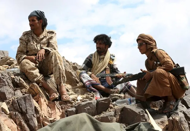 A soldier and militiamen loyal to Yemen's government take positions at the frontline of fighting against Houthi fighters the country's central province of Marib October 19, 2015. (Photo by Reuters/Stringer)
