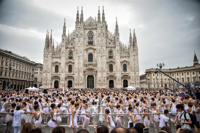 Students of dance schools attend the OnDance dance festival (Ballo in Bianco) with Italian dancer Roberto Bolle at Piazza Duomo in Milan, Italy, 08 September 2024. Over 2000 students of dance schools gathered at Piazza Duomo in Milan to attend the 7th edition of the OnDance dance festival, which is held from 04 to 08 September under the theme “the journey through Dance”. (Photo by Matteo Corner/EPA/EFE)