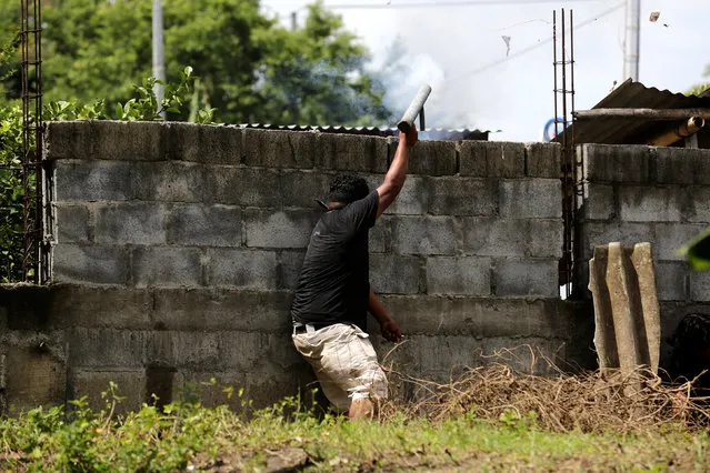 A demonstrator fires a homemade weapon as clashes between anti-government protesters and police continue in Masaya, Nicaragua, June 21, 2018. Nicaragua' s bishops said they were going to the opposition bastion of Masaya on Thursday “to avert another massacre” after it came under attack from forces loyal to President Daniel Ortega. The city – which this week declared itself in rebellion to Ortega' s rule – was under “disproportionate” attack from police and paramilitary forces, a human rights group said. (Photo by Jorge Cabrera/Reuters)