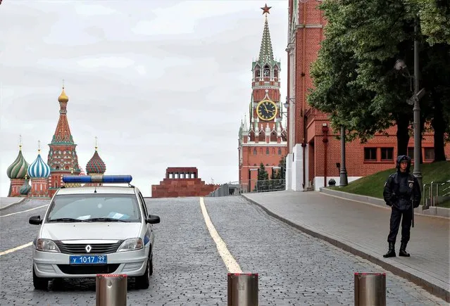 Russian policemen stand guard in front of the Moscow Kremlin near the blocked Red Square, in Moscow, Russia, 24 June 2023. Counter-terrorism measures were enforced in Moscow and other Russian regions after private military company (PMC) Wagner Group's chief claimed that his troops had occupied the building of the headquarters of the Southern Military District in Rostov-on-Don, demanding a meeting with Russia’s defense chiefs. (Photo by Maxim Shipenkov/EPA)