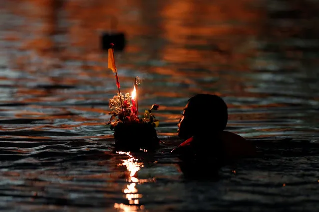 A boy swims at a canal during the Loy Krathong “floating basket” festival in Bangkok, Thailand November 14, 2016. (Photo by Jorge Silva/Reuters)