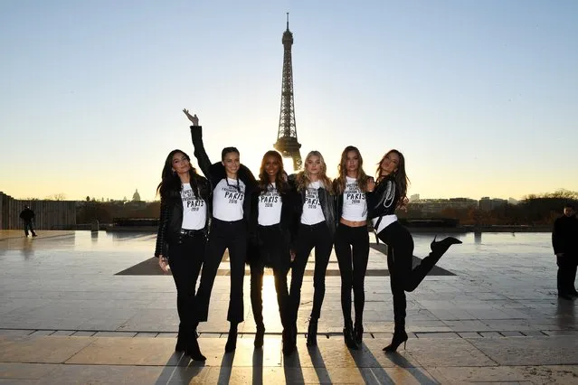 (L-R) Lily Aldridge, Adriana Lima, Jasmine Tookes, Elsa Hosk, Josephine Skriver and Alessandra Ambrosio pose in front of the Eiffel Tower prior the 2016 Victoria's Secret Fashion Show on November 29, 2016 in Paris, France. (Photo by Dimitrios Kambouris/Getty Images for Victoria's Secret)