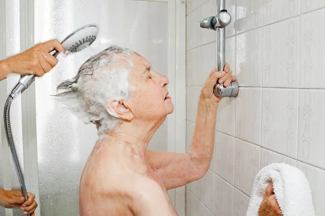 Chiara Micheletti helps her mother Marisa Vesco take a shower in Cossato, Italy, June 7, 2015. Marisa suffered from incurable liver cancer and in the last months of her life she was not able to bathe herself. Her daughter Chiara cherished the time she was able to help her mother. (Photo by Gaia Squarci/Reuters)