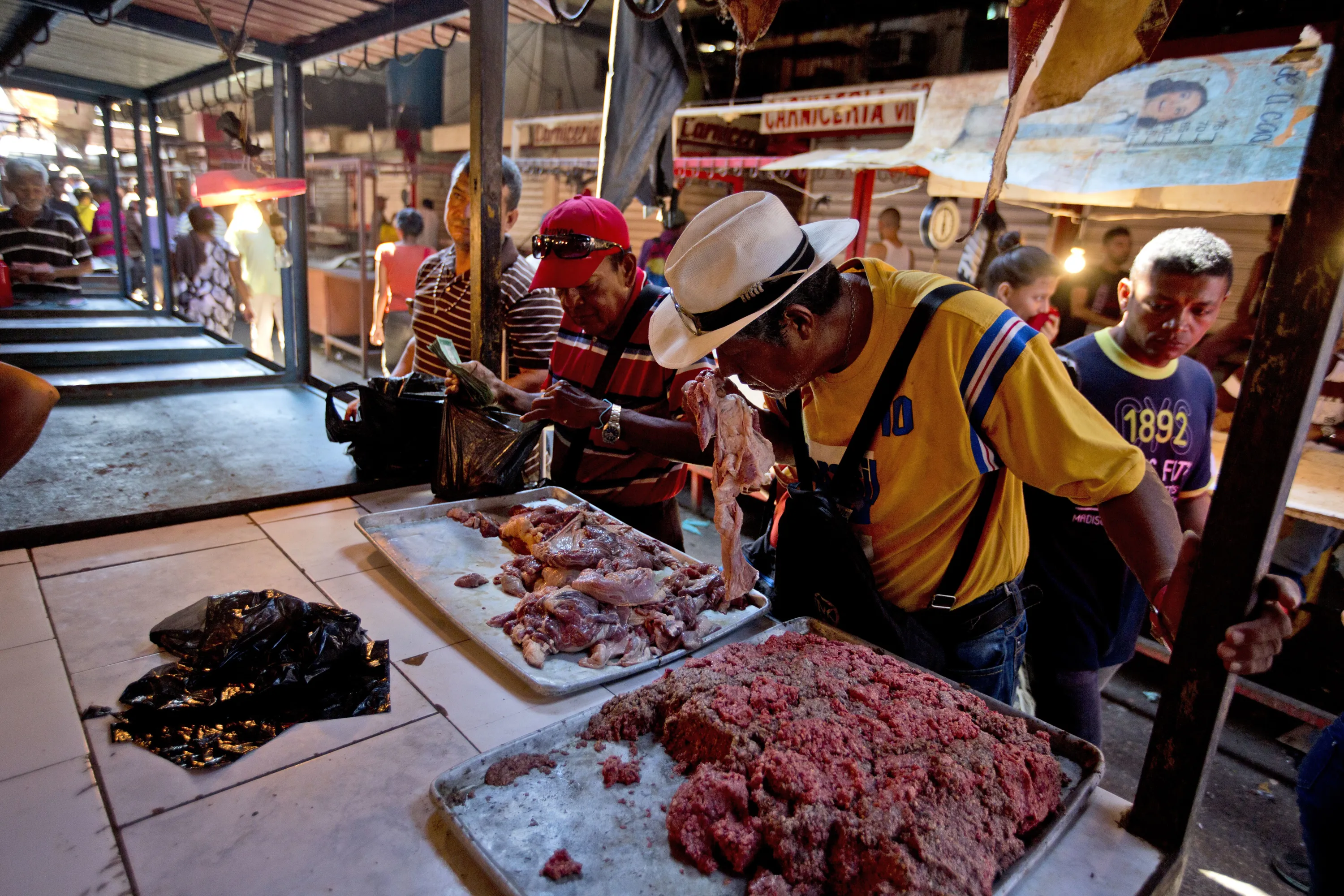 Есть тухлое мясо. Рынок Венесуэлы.